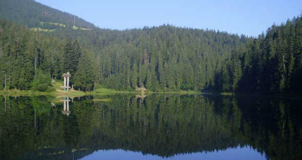 Megtiltották a Szinevéri-tó autóval való megközelítését
