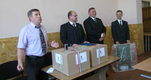 Anyaországi ajándékcsomagok a kárpátaljai iskoláknak