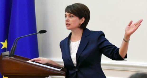 Huszonkétezer tanárt ültetnek vissza az iskolapadba