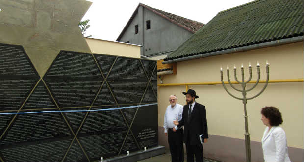 В Берегові  відкрили пам’ятник жертвам Голокосту