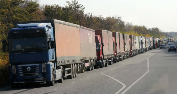 Korlátozzák a teherforgalmat Kárpátalján