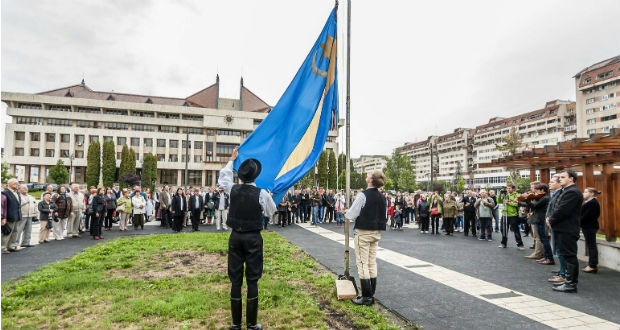 Zászlófelvonás miatt bekísérték csíkszereda polgármesterjelöltjét a rendőrök
