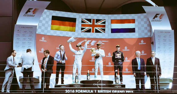 Hamilton rajt-cél győzelmet aratott hazai futamán