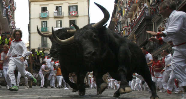 Egy amerikai férfi combját szúrta át a bika szarva a pamplonai bikafuttatáson
