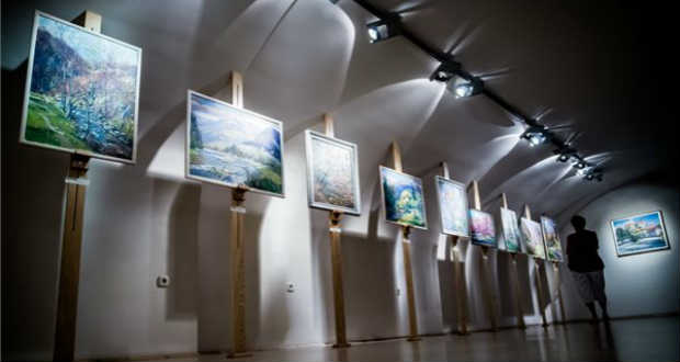 Soltész István festőművész képeiből nyílt kiállítás a Forrás Galériában