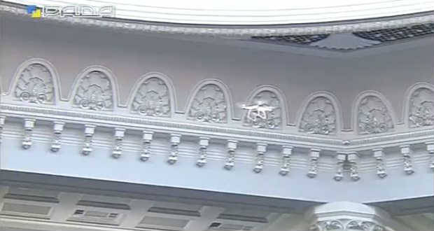 Drónt röptetett egy képviselő az ukrán parlament üléstermében