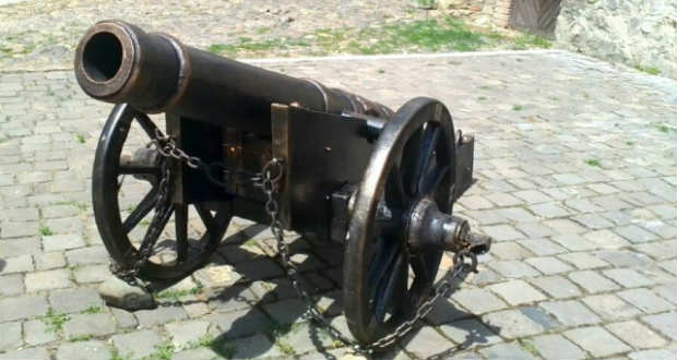 Két középkori ágyút állítottak fel a munkácsi várban