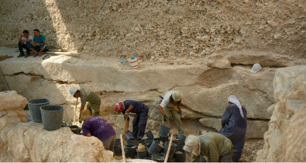 A kommunizmus idején megölt politikai foglyok földi maradványai után kutatnak Romániában
