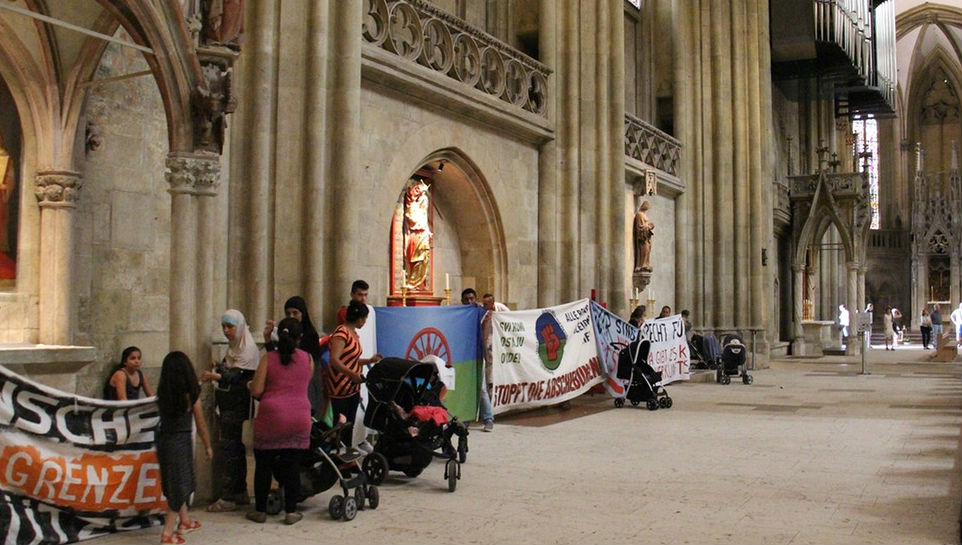 Migránsok foglalták el a Szent Péter-katedrálist