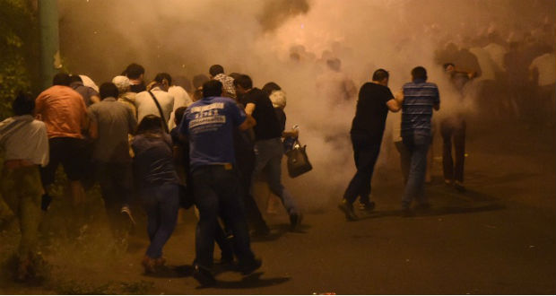 Tüntetők és rendőrök csaptak össze Jerevánban