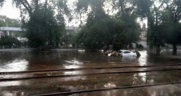 Fákat döntött ki a szél, utcákat öntött el a víz az odesszai viharban