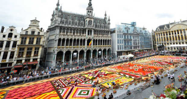Ismét virágszőnyeggel borították be Brüsszel főterét
