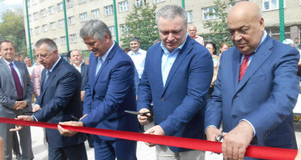 Magyarországi támogatással korszerű sportpályát adtak át Ungváron