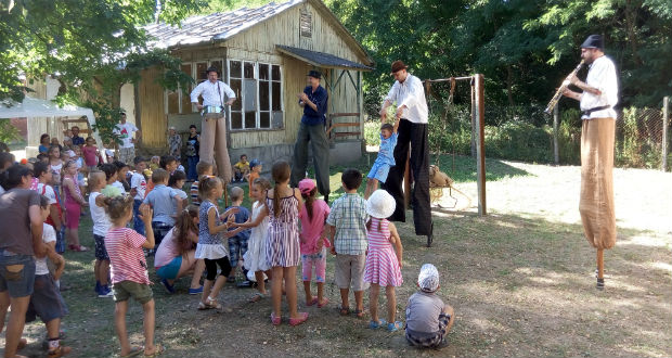 Nyárbúcsúztató kézművesnap a KMNE-nél