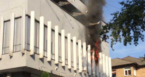 Felgyújtották az egyik ukrán televízió épületét Kijevben, sérültek