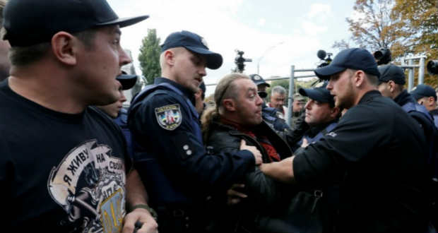 Összetűzés volt a kijevi orosz nagykövetség előtt, őrizetbe vételek