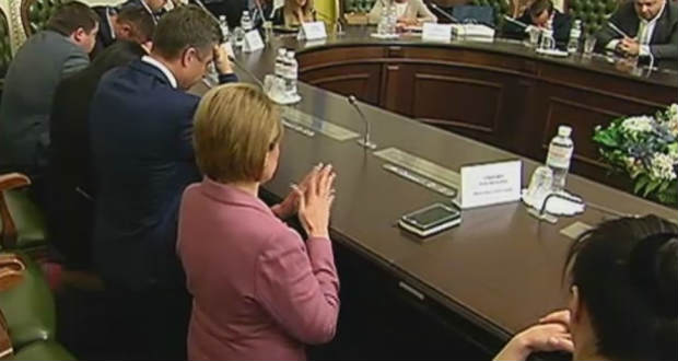 Ritka pillanat: imádkozó honatyák az Ukrán Legfelsőbb Tanácsban