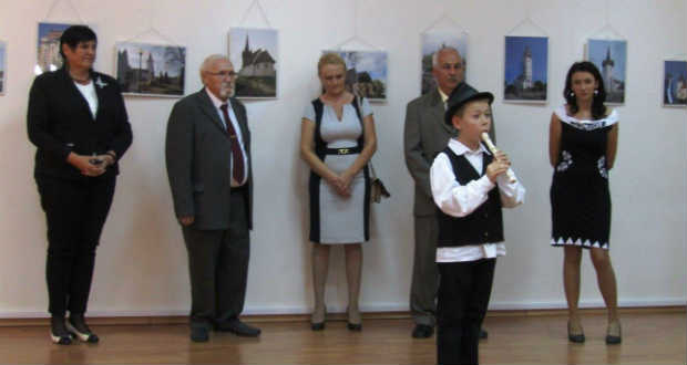 Templomokat bemutató fotókból nyílt kiállítás Beregszászban