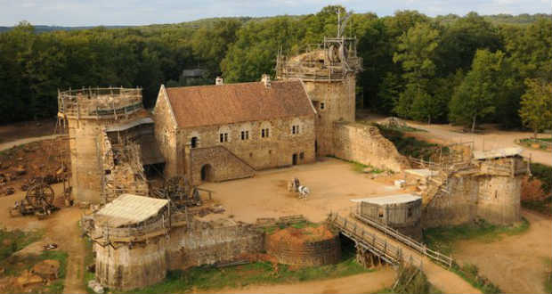 Középkori technikával épül egy francia vár, tíz év múlva elkészül
