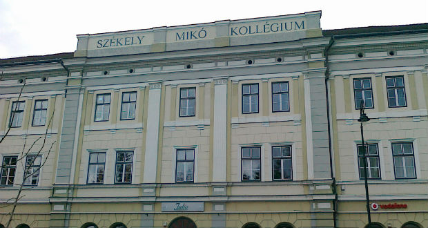 Felszólították a sepsiszentgyörgyi polgármestert, hogy távolítsa el a magyar feliratot az iskoláról