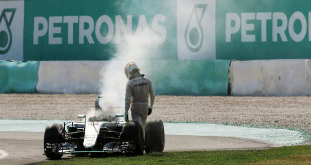 Ricciardo nyert, Hamilton kiesett Malajziában