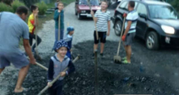 Önerőből javítják Ungvár egyik utcáját a lakók