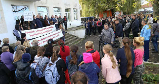 Új határátkelő megnyitásáért tüntettek Nagypaládon