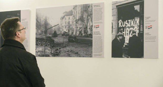 Kolozsváron az MTI fotóiból nyílt kiállítás a magyar forradalomról