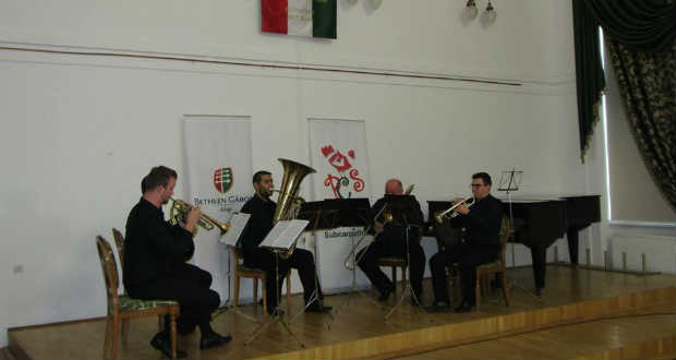 Fényes fuvolaszó, rézfúvós reneszánsz muzsika