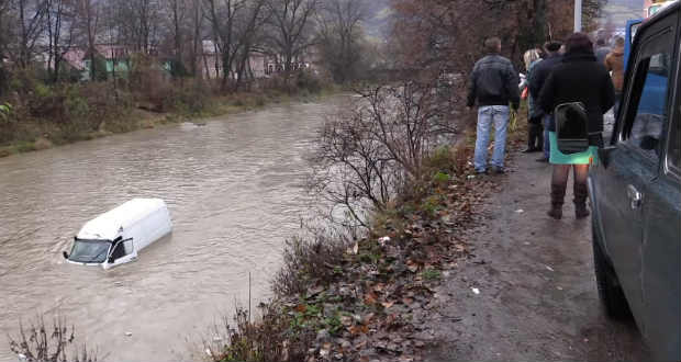 A Tiszában landolt egy mikrobusz Rahón