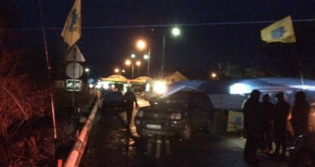 Továbbra is blokád alatt a szlatinai és az ungvári határátkelő