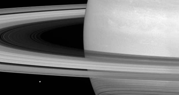 Apró hold a Szaturnusz gyűrűi között