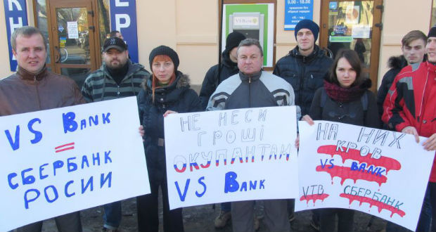 Az orosz bankok ellen tiltakoztak Ungváron