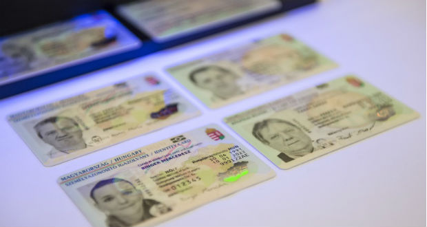 Januártól már a külképviseleteken is lehet igényelni az új típusú magyar személyi igazolványokat