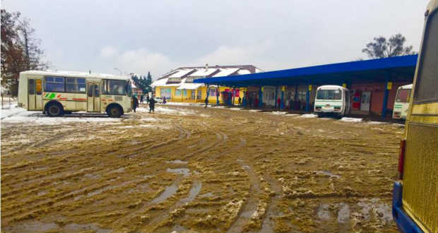 Kárpátalja ma: pocsolyára hasonlít a buszpályaudvar