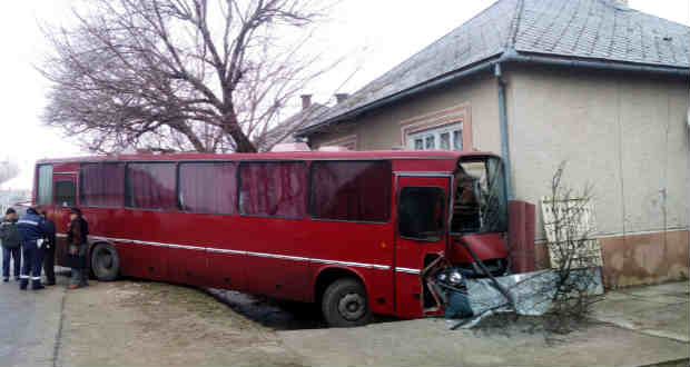 Menetrend szerinti busz szenvedett balesetet Tiszaújlakon