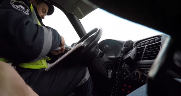 Videóra vették, ahogy kenőpénzt követel egy rendőr Kárpátalján