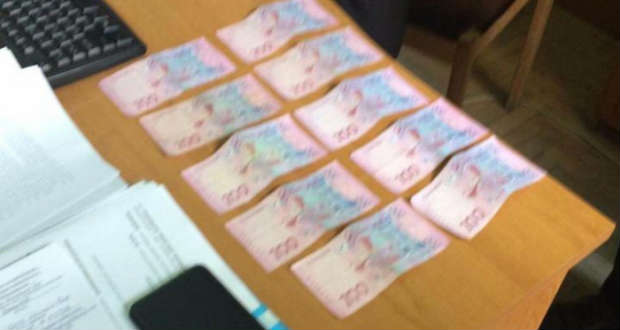 Kenőpénz elfogadásán kapták a Munkácsi Járási Közigazgatási Hivatal egyik munkatársát