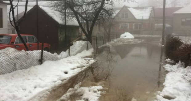 Kárpátalja ma: jégtorlaszok, hömpölygő víz és elárasztott házak