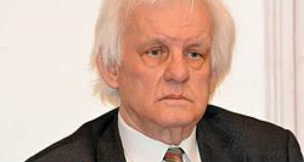 Két új kötettel jelentkezett Szakolczay Lajos irodalomtörténész