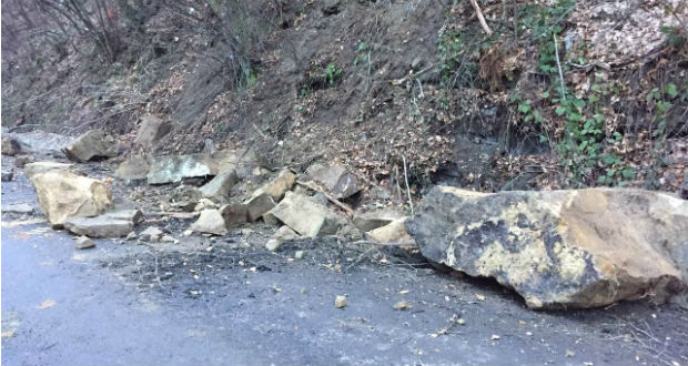 Sziklák szakadtak az úttestre a Técsői járásban