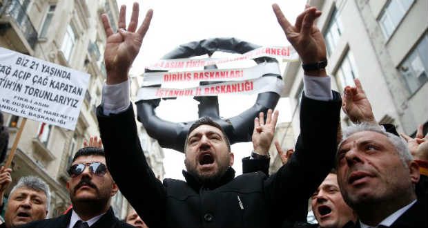 Tovább mérgesedik a török-holland viszony