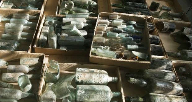 Alkoholos üvegeket találtak a sivatagban