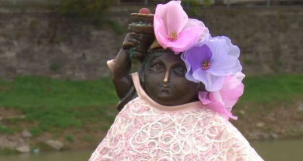 A szakura virágzását hirdetik Ungvár miniszobrai