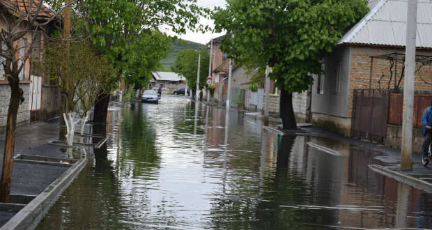 Vízben áll a Rozsoskert utca Beregszászban