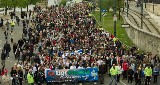 Több ezren emlékeztek meg a holokauszt áldozatairól az Élet menetén