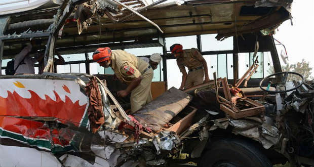 Több mint negyvenen meghaltak egy indiai buszbalesetben
