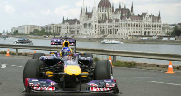 Idén Bottas és Ricciardo köröz a Nagy Futamon