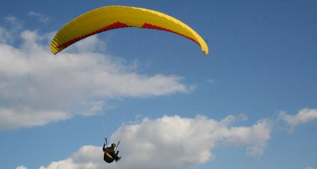 Magyar siklóernyőst fújt át a szél Ukrajnába