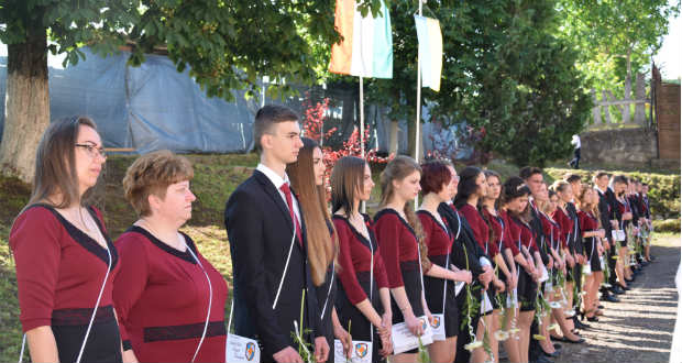 Értékesebb a bölcsesség az igazgyöngynél – búcsút vettek a Beregszászi Bethlen Gábor Magyar Gimnázium végzősei